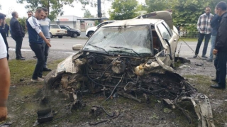 В Огузе автомобиль развалился на части после наезда на дерево,  водитель получил травмы - ФОТО + ВИДЕО 