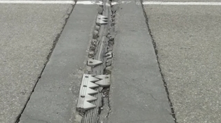 Sürücülərə təhlükəli anlar yaşadan körpü - VİDEO 