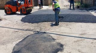 Bələdiyyənin yolu bütövlükdə asfaltlamaq əvəzinə yamaq vurması GÜNDƏM OLDU - FOTOSESSİYA 