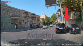 Bu küçədə sürücülər dayanma-durma qaydasına əməl etmirlər: Piyadalar təhlükə ilə üz-üzə qalıb  - VİDEO