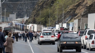 Rusiyalılar Gürcüstanla sərhəddə tıxacda qalan avtomobillərini satırlar    - FOTO