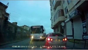 Dar yolda "protiv" gedib təhlükə yaradan daha bir avtobus sürücüsü - VİDEO