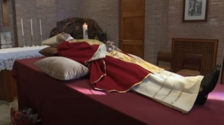 В Ватикане прощаются с Бенедиктом XVI  - ВИДЕО