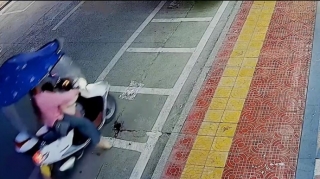 Azyaşlı qız ikiqat qəzaya səbəb oldu - ANBAAN VİDEO 