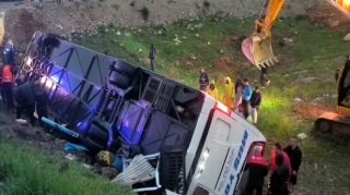Sərnişin avtobusu aşıb, ölən və yaralananlar var 