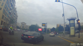 Yol polisinin gözü qarşısında kobud qayda pozdu - 10 RY 042 - VİDEO 
