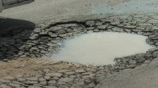 Sürücüləri cana yığan iri çuxurlar: Nəqliyyat sıxlığına səbəb olan problem - VİDEO 