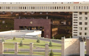 Ermənistan Müdafiə Nazirliyinə - Maşınla hücum