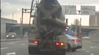 Beton qarışdıran maşın avtomobili baxın necə yolundan etdi   - VİDEO