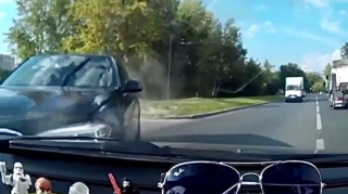 Yolu dönmək istəyən “BMW” baxın nə etdi   - VİDEO