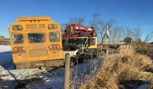 Məktəbli avtobusu krana çırpıldı: 4 nəfə xəsarət alıb - FOTO