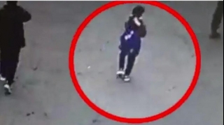 Ayaqqabısını düzəltmək üçün oturan uşağın üstündən avtomobil belə keçdi - VİDEO 