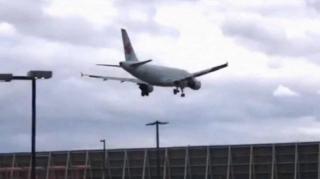 Trampın təyyarəsi toqquşmadan son anda xilas oldu - VİDEO