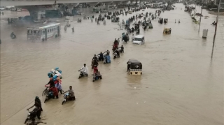 Pakistanda sel suları avtomobilləri yuyub apardı  - VİDEO