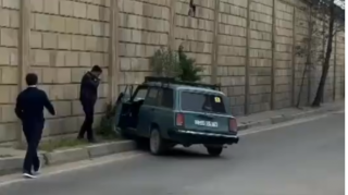 Boş yolda qəza: Sürücü avtomobili körpüyə çırpdı   - VİDEO