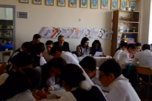 Ata uşağına şillə vurdu, direktor polisə şikayət etdi - VİDEO