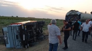 Biləsuvarda "Man" “KamAZ”a çırpılıb, ölən və yaralananlar var