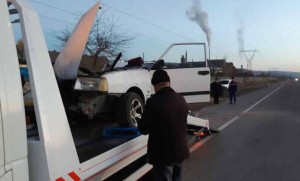 Avtomobil yük maşınına çırpıldı: 1 ölü, 1 yaralı - FOTO