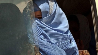 “Taliban” qadınlara təyyarədə tək uçmağı qadağan etdi