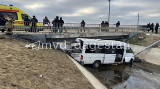 Mikroavtobus dirəyə çırpıldı, 10 nəfər... 