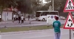 İtlərin hürməsindən narahat olan sürücü heyifini kababçıdan çıxdı - VİDEO