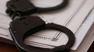 Hədə-qorxu yolu ilə qadının pulunu alan şəxslər məhkəmə zalında həbs edilib