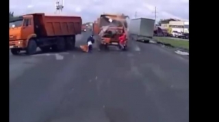 Yük avtomobilinin altında qalmaqdan son anda xilas oldular  - VİDEO