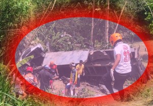 Turistlərin olduğu yük maşını uçuruma yuvarlandı: azı 20 nəfər ölüb - FOTO