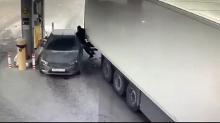 Avtomobili qorumaq üçün özünü TIR ın qabağına atdı; Çox ciddi xəsarət aldı -ANBAAN VİDEO 