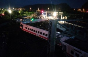 Qatar relsdən çıxdı: 18 ölü, 160 yaralı - VİDEO