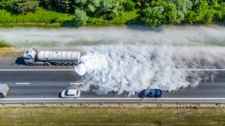 Yük avtomobili qəzaya düşdü - Yolda göz-gözü görmədi   - VİDEO
