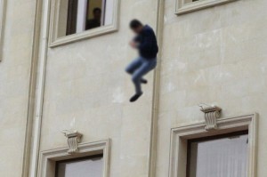 Tərtərdə ruhi əsəb xəstəsi olan kişi özünü binadan atıb - RƏSMİ