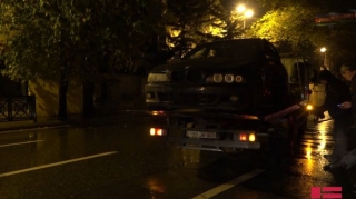 Bakıda toqquşan avtomobillərdən biri işıqfora çırpılıb