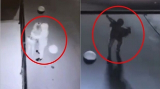 Yoldan keçən qadını yarımcan olana qədər döydü - VİDEO