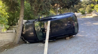 Sürücü öldü, maşın qəbir qazanların üstünə çıxdı 