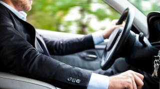 Sərxoş qıza ayıq sürücü xidməti təklif etdi, 4500 manatını oğurladı 