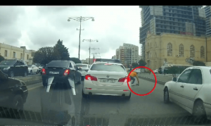 Yolun ortasında qalan pişik balası belə xilas edildi - VİDEO