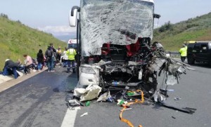 Sərnişin avtobusu dəmir dolu yük maşınına çırpıldı: 2 ölü, 18 yaralı - FOTO
