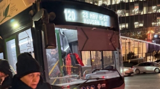 “BakuBus”un eyni marşrutda olan iki avtobusu ard-arda qəzaya düşdü - FOTOLAR 
