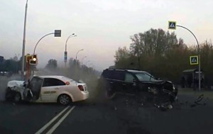 “Toyota” “taksi” ilə toqquşdu: sürücü asfaltda sürükləndi - VİDEO