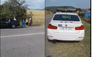 Yol polisi yolda qalan avtomobil üçün usta gətirdi - VİDEO