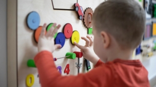 Autizmli uşağın doğulmasında hamiləlik zamanı ananın çips yeməsi də səbəb ola bilər - PSİXOLOQ 