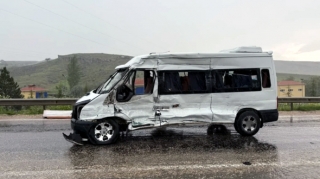 Mikroavtobus yük maşını ilə toqquşub, yaralılar var 