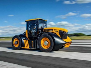 Dünyanın ən sürətli traktoru - JCB Fastrac
