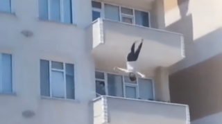 Yasamalda 8-ci mərtəbədən yıxılan oğlan öldü 