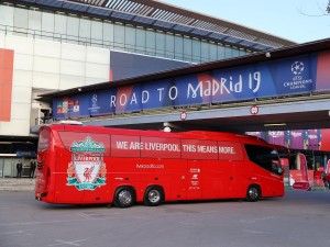 "Liverpul"un avtobusu stadionun tunelinə ilişib - FOTO