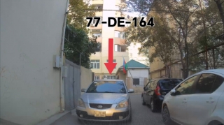 Maşını yolun ortasına atıb gedən sürücü həyətin çıxışını bağladı - VİDEO