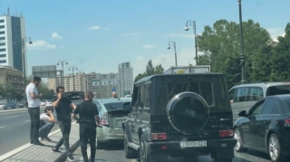 Bakıda “Gelandewagen” “Toyota Prius”u əzdi 