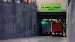 Bakıda qəribə hadisə:  Tunelə “işığı söndürün, həyatım tort üfürəcək” pankartı asdı, həbs edildi