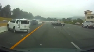 Sürətlə gələn pikap sedanın üzərindən keçdi